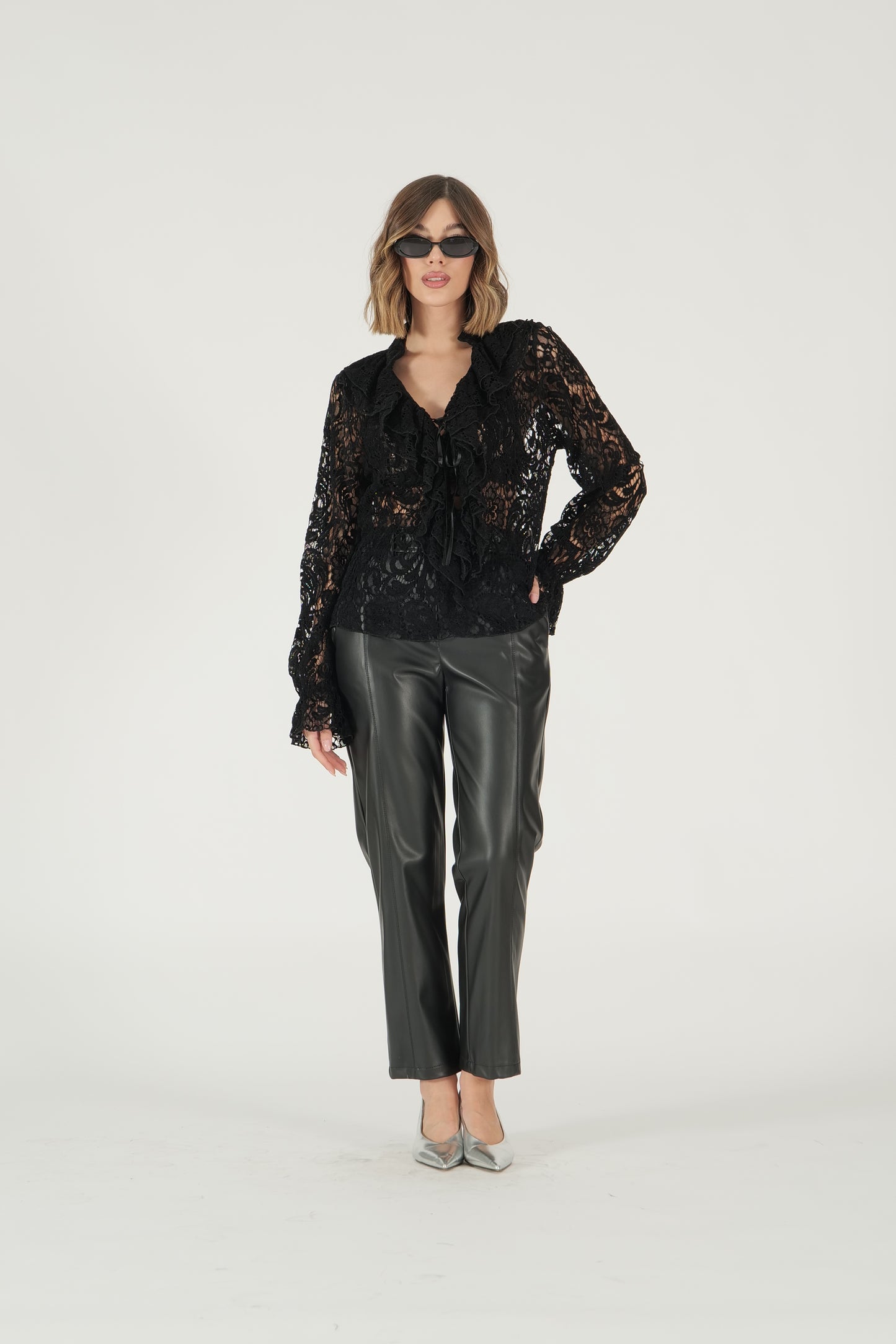 Pantalone in ecopelle con cuciture