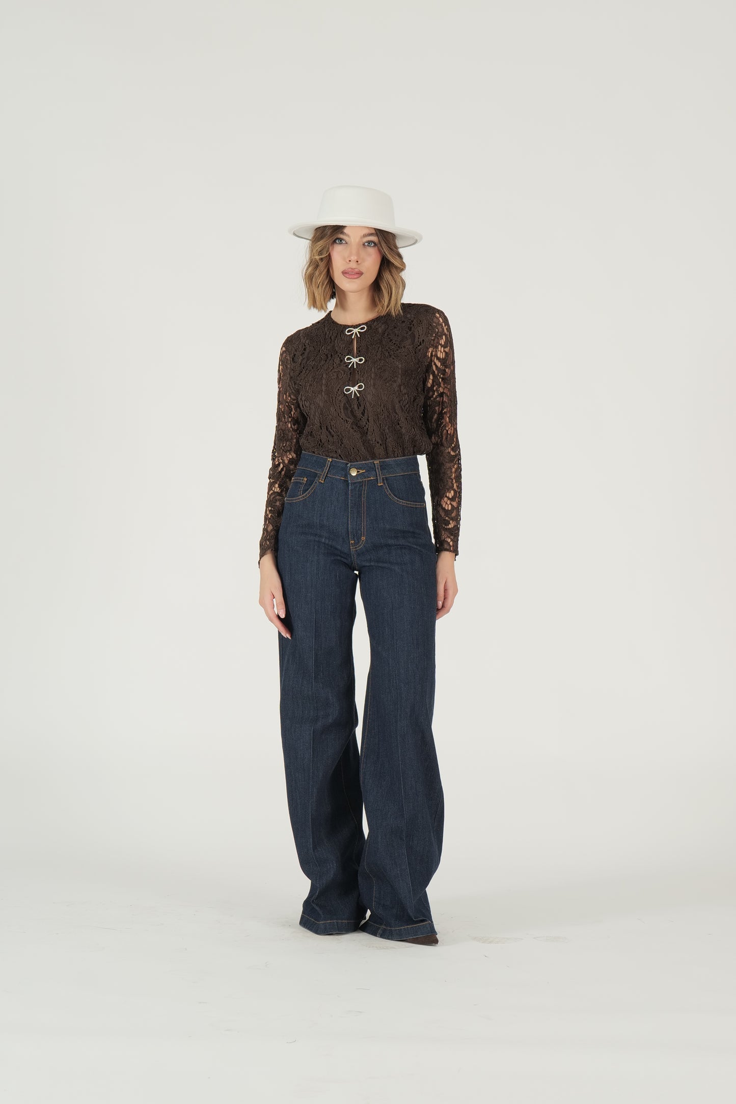 Blusa in pizzo con spille