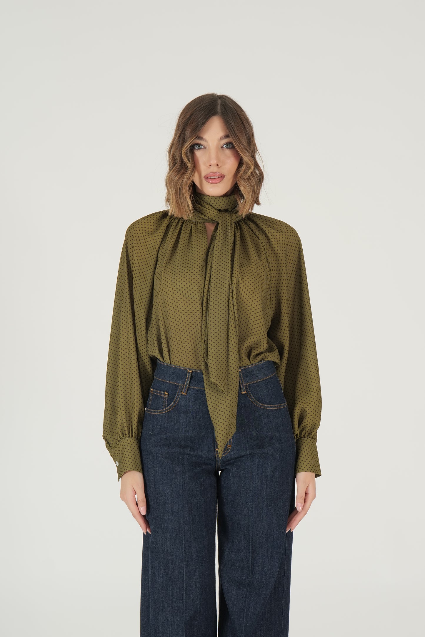 Blusa a pois con collo a fiocco