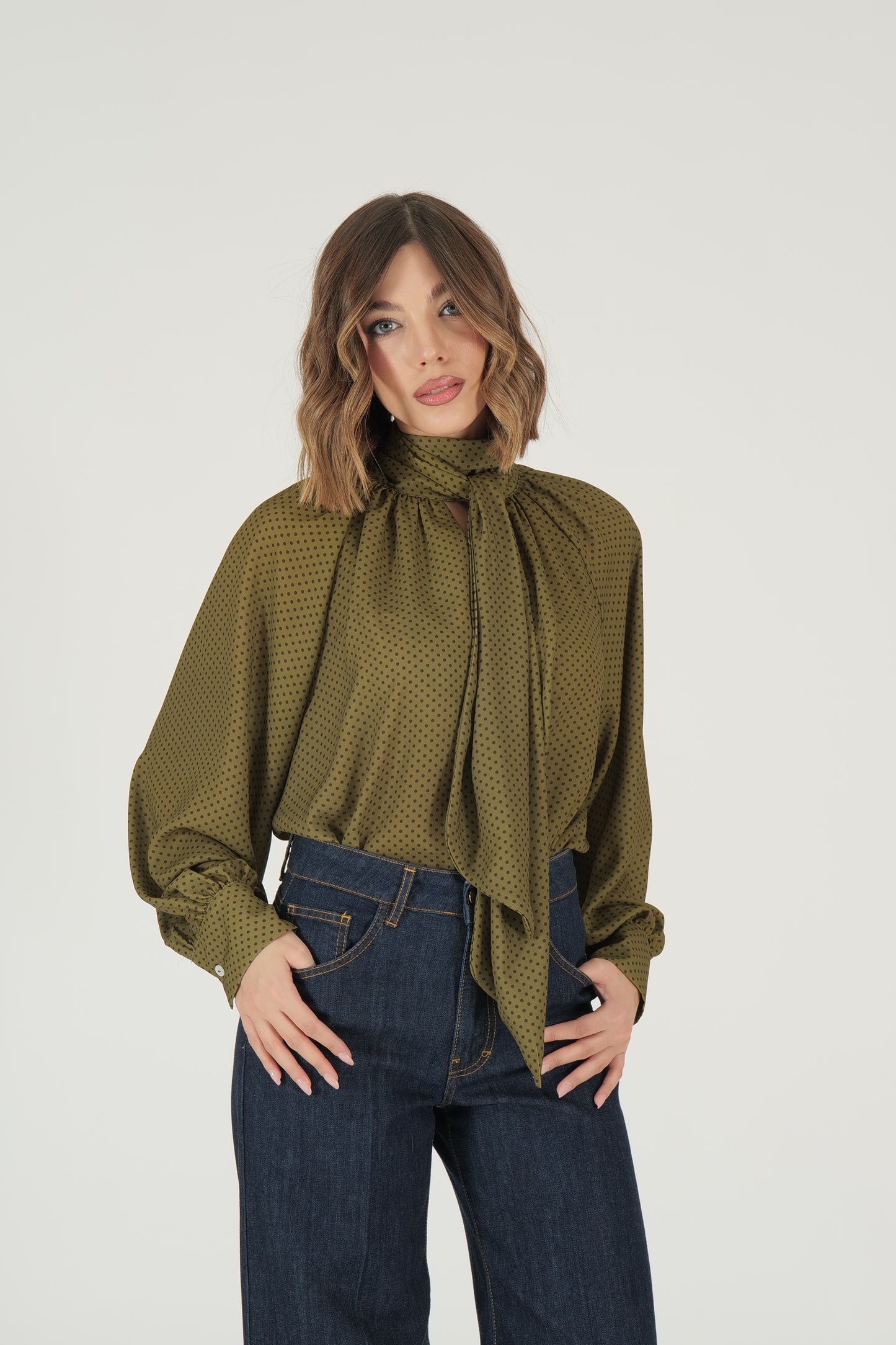 Blusa a pois con collo a fiocco