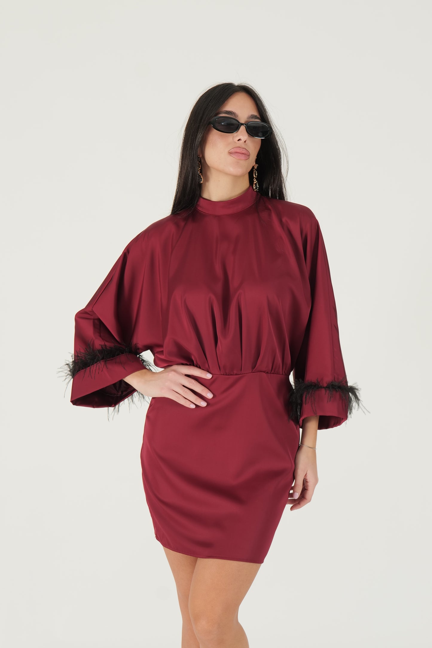 Abito con dettaglio piume