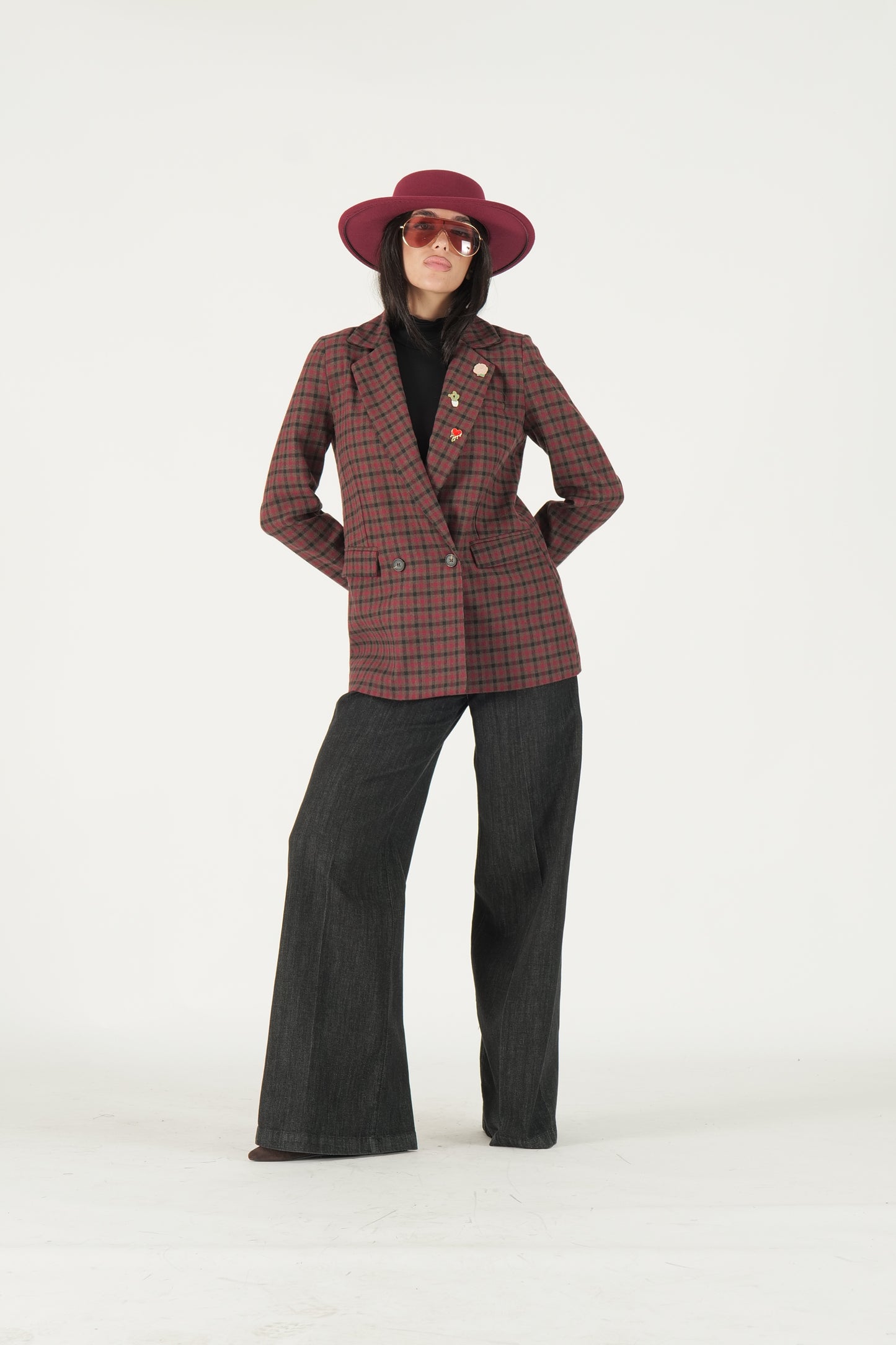 Blazer a quadri con spille