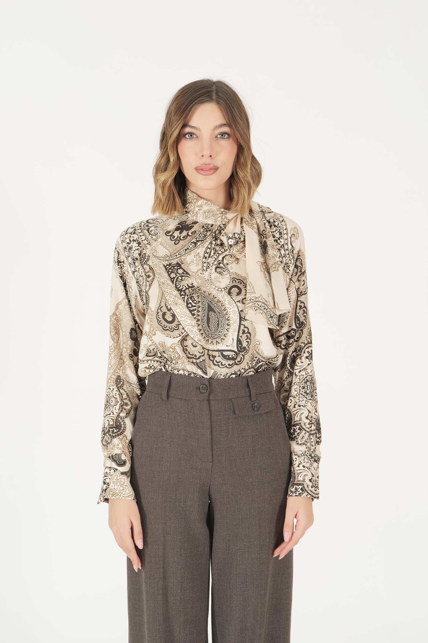 Blusa fantasia con fiocco