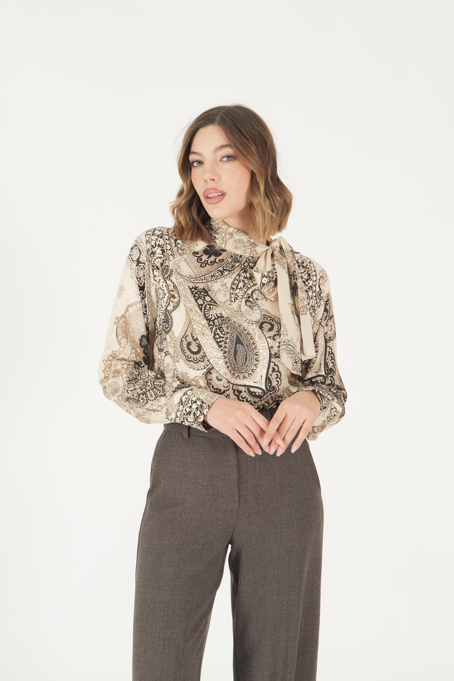 Blusa fantasia con fiocco