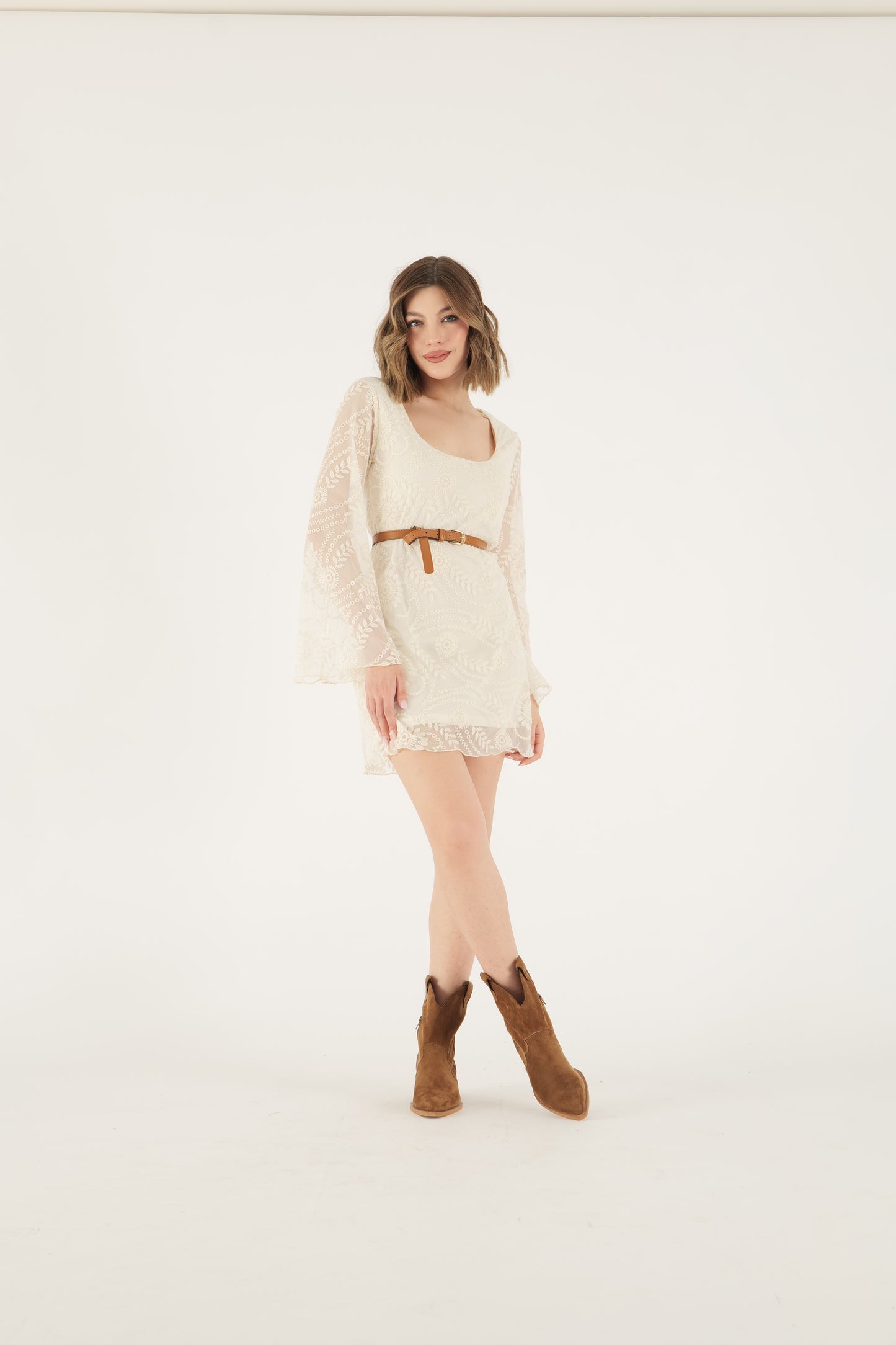 Abito con ricamo e manica a campana