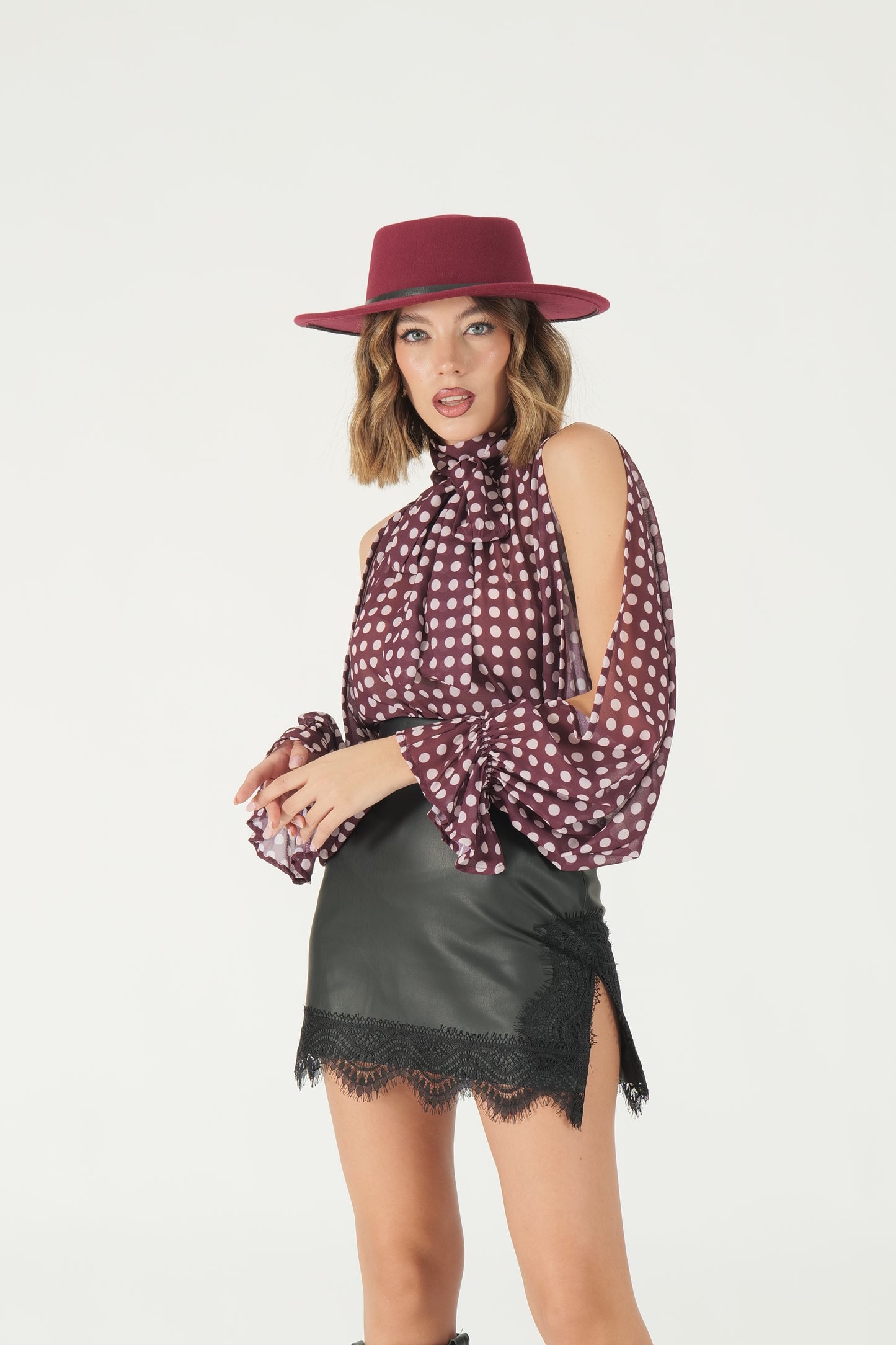Blusa a pois con spalle scoperte