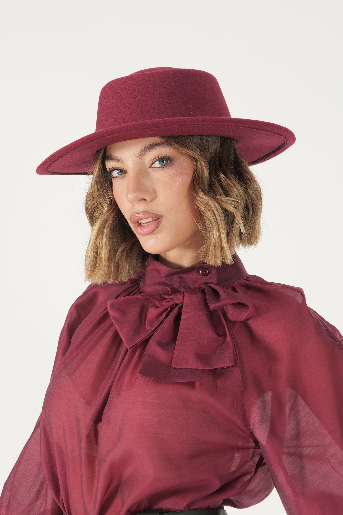 Blusa con fiocco e manica a palloncino