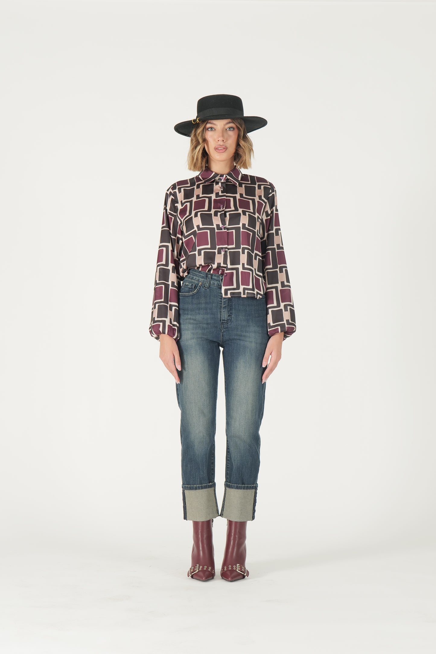Jeans sabbiato con risvolto