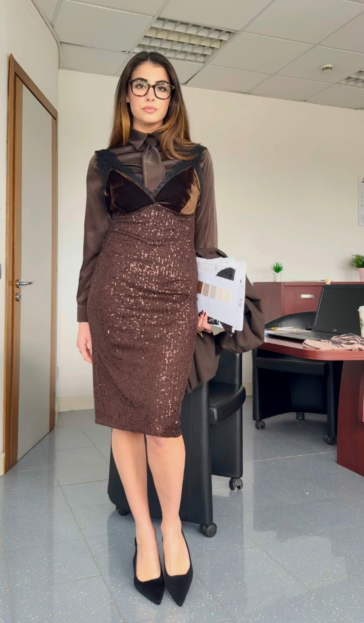 Abito paillettes con inserti in velluto e pizzo