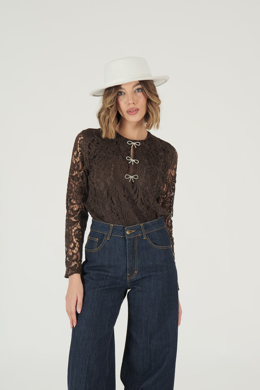 Blusa in pizzo con spille