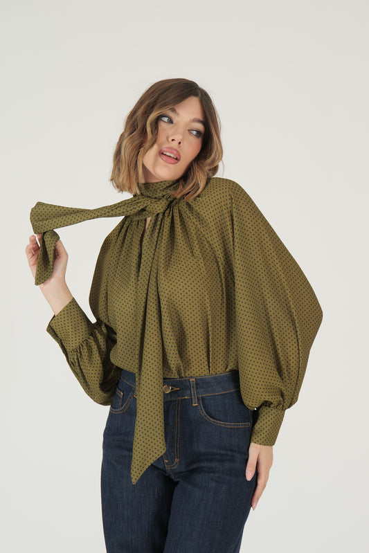 Blusa a pois con collo a fiocco