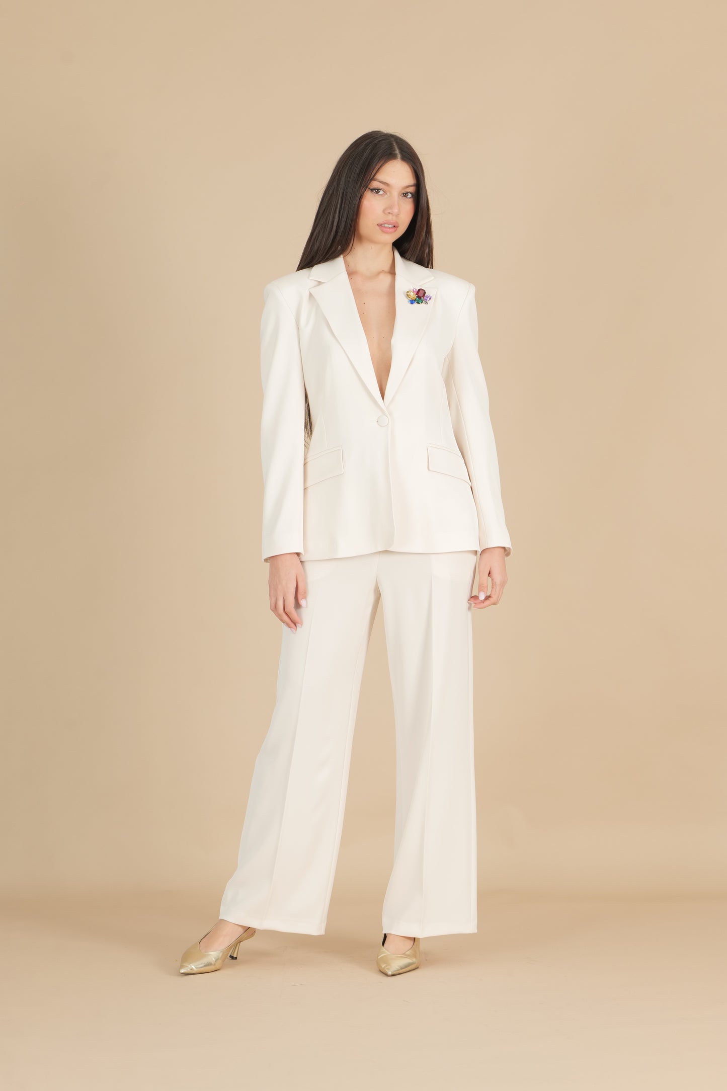 Giacca monopetto con spilla gioiello