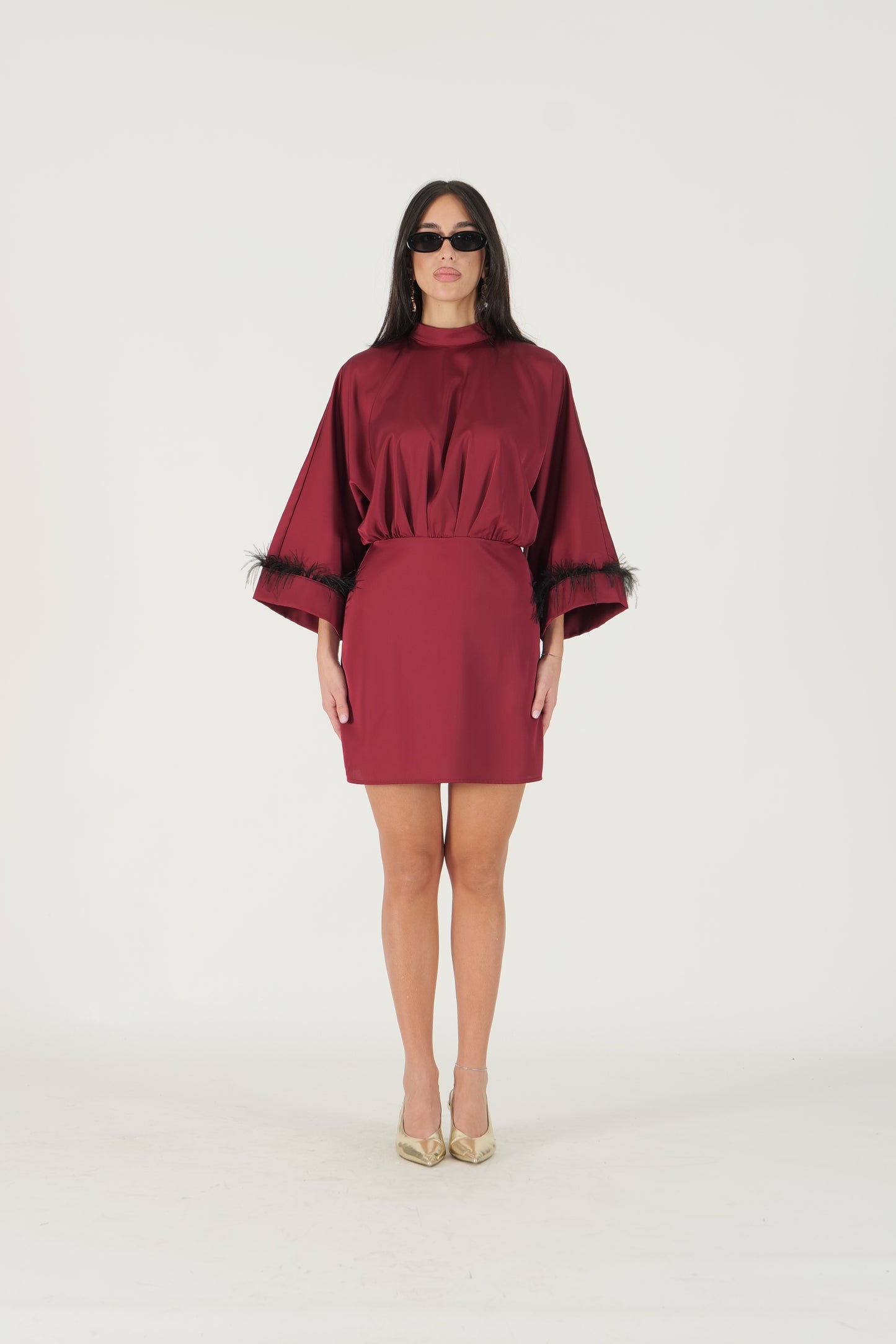 Abito con dettaglio piume