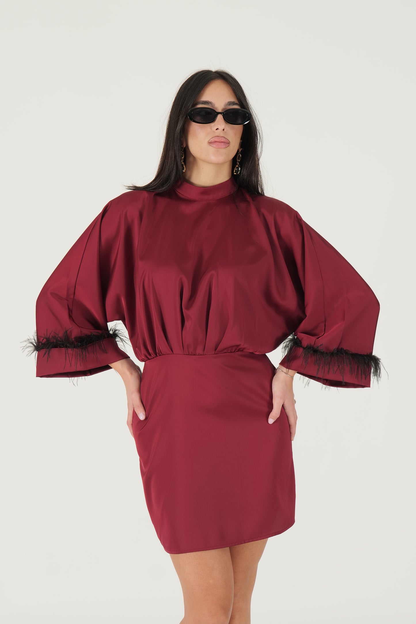 Abito con dettaglio piume