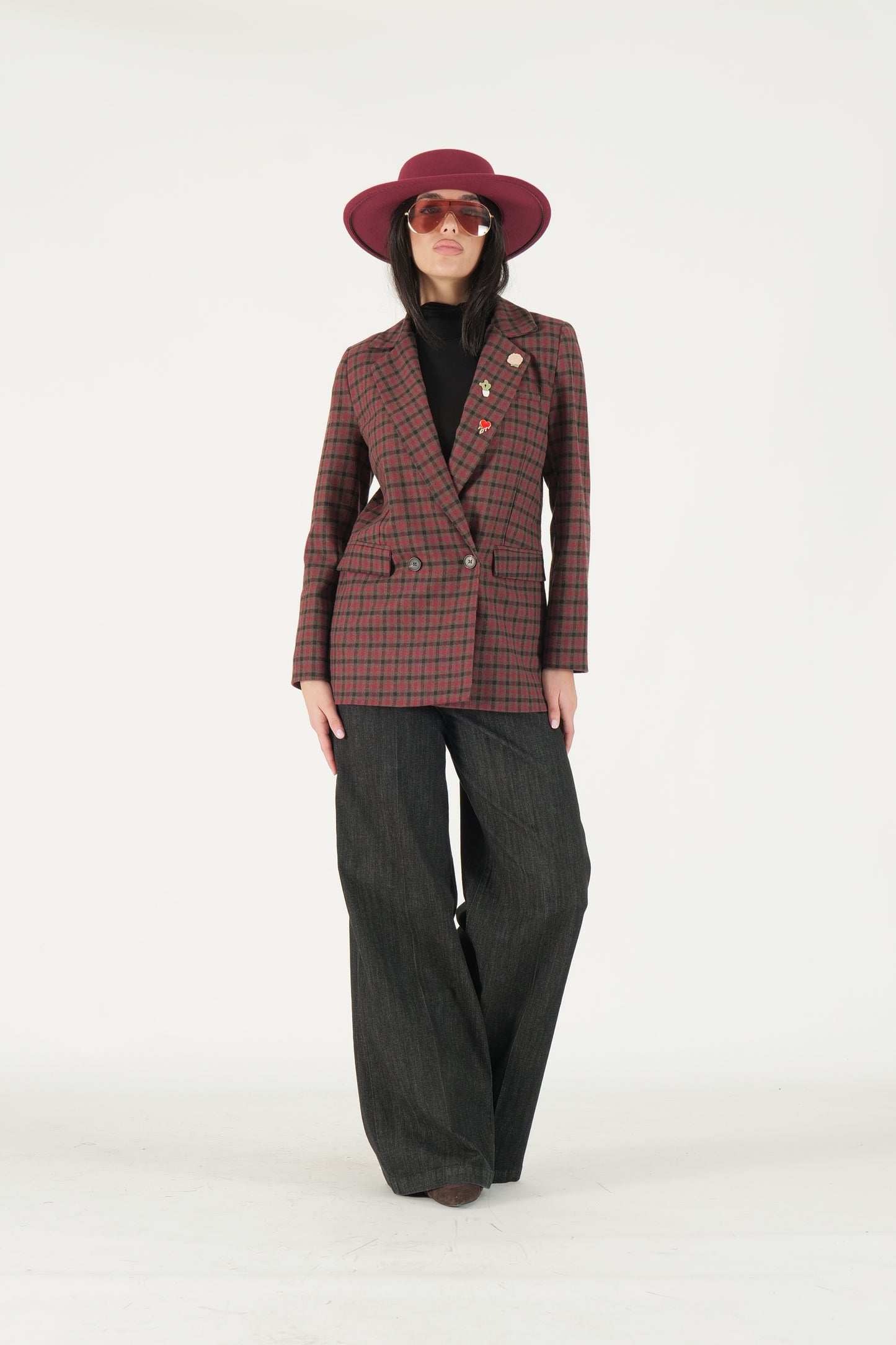 Blazer a quadri con spille