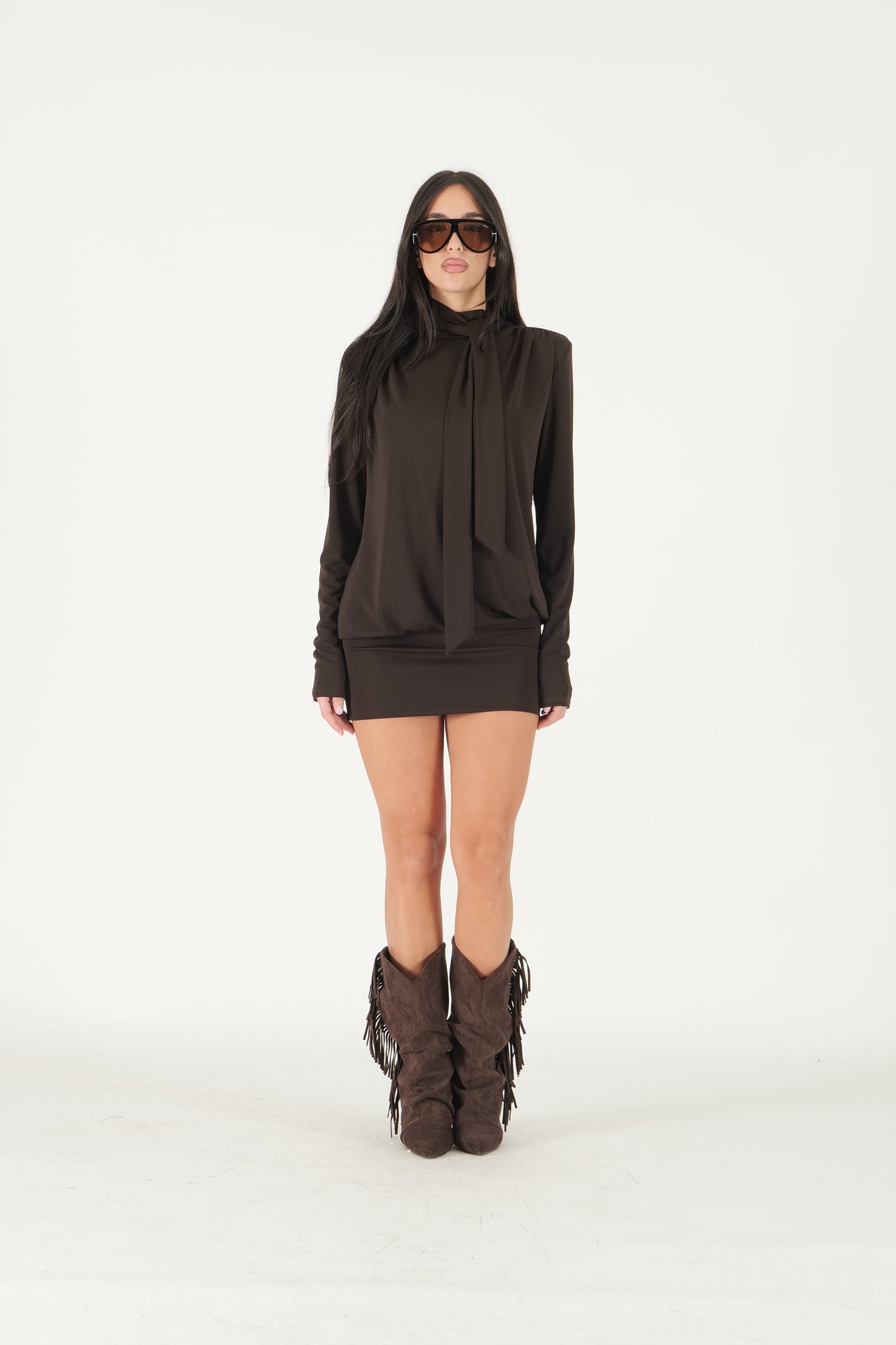 Abito con collo a fiocco