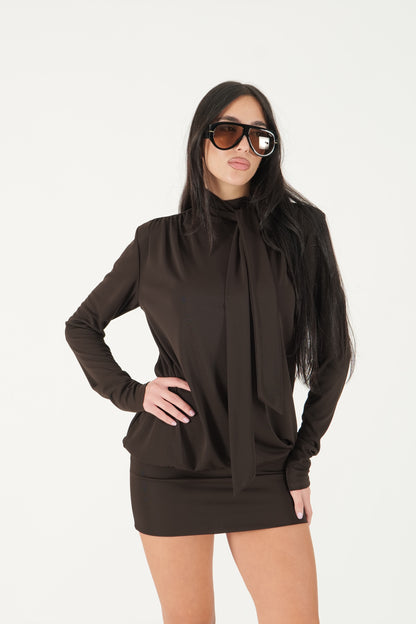 Abito con collo a fiocco