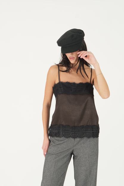 Top con dettaglio pizzo