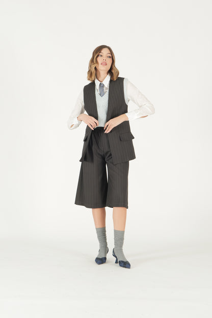 Coordinato gessato gilet e bermuda
