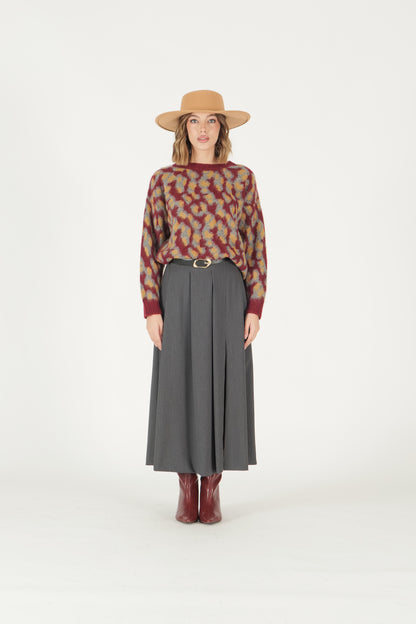 Gonna midi con pieghe e spacco laterale