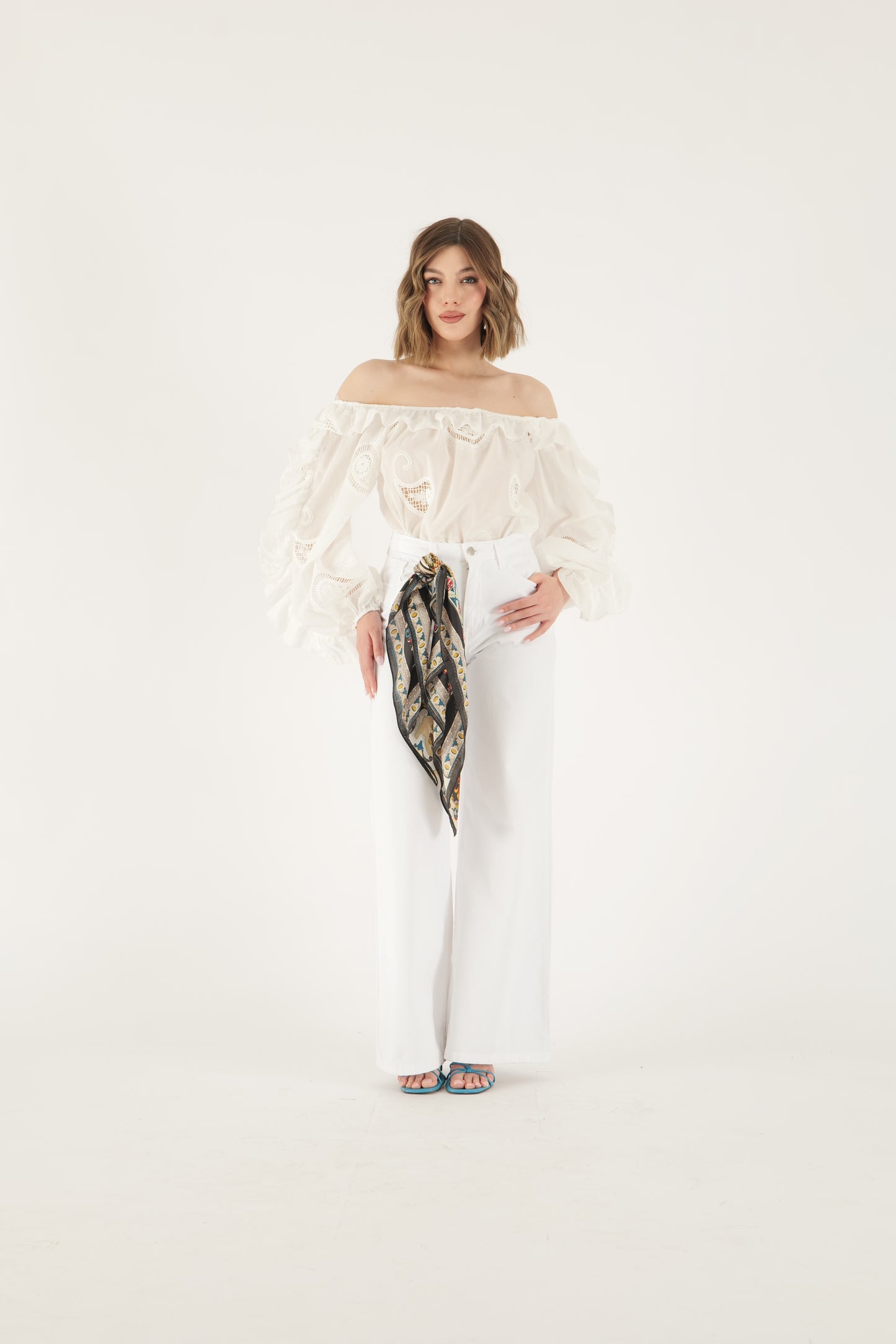 Blusa ricamata con spalle scoperte