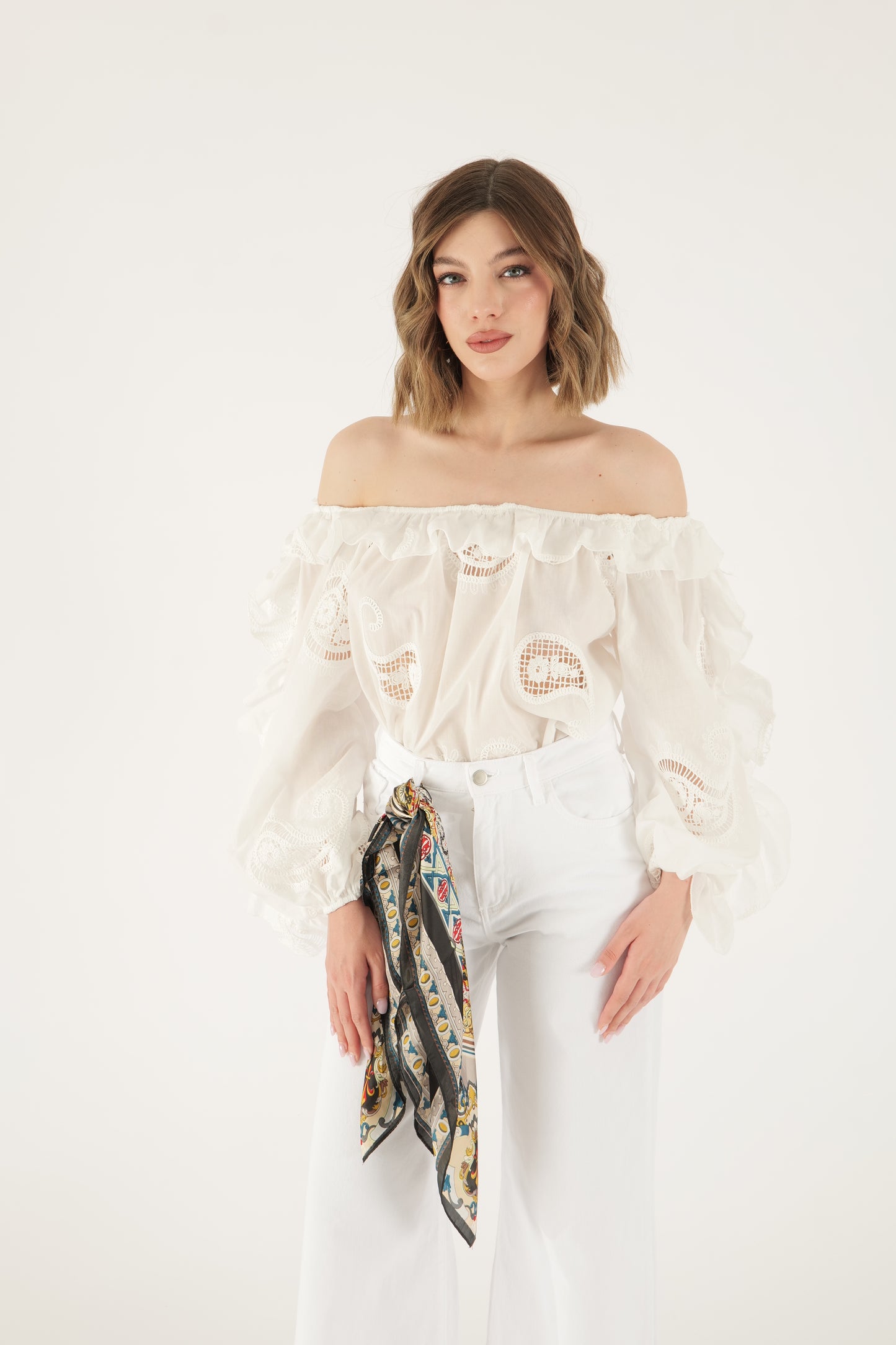 Blusa ricamata con spalle scoperte