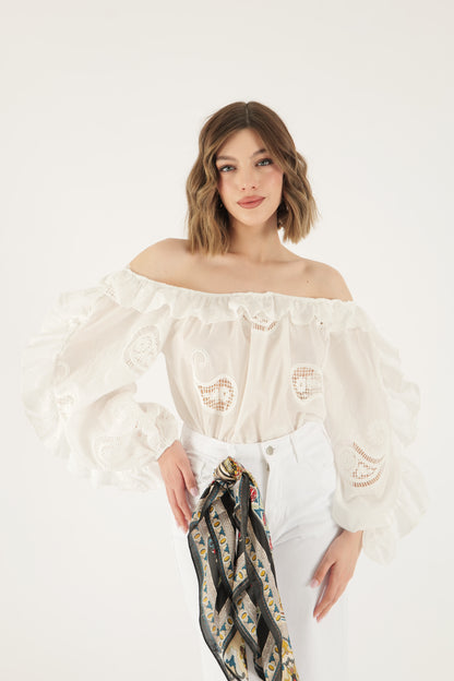 Blusa ricamata con spalle scoperte