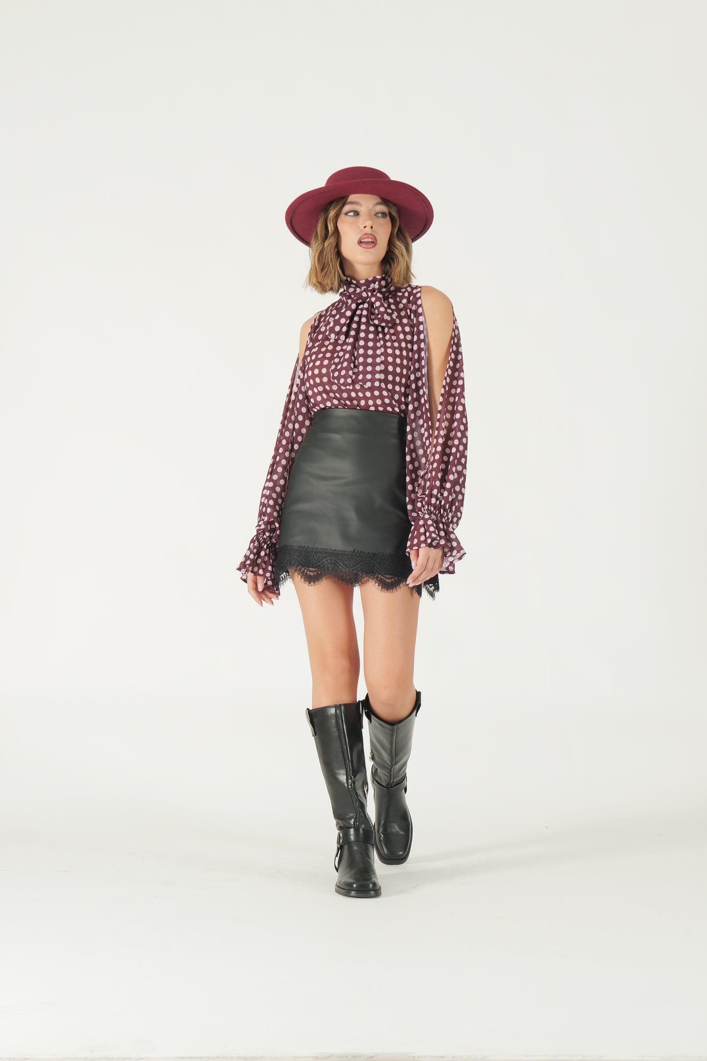 Blusa a pois con spalle scoperte