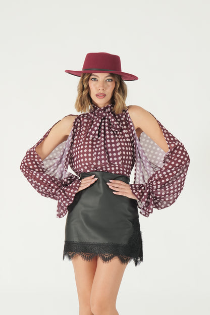 Blusa a pois con spalle scoperte