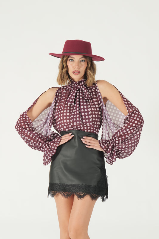 Blusa a pois con spalle scoperte