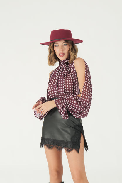 Blusa a pois con spalle scoperte