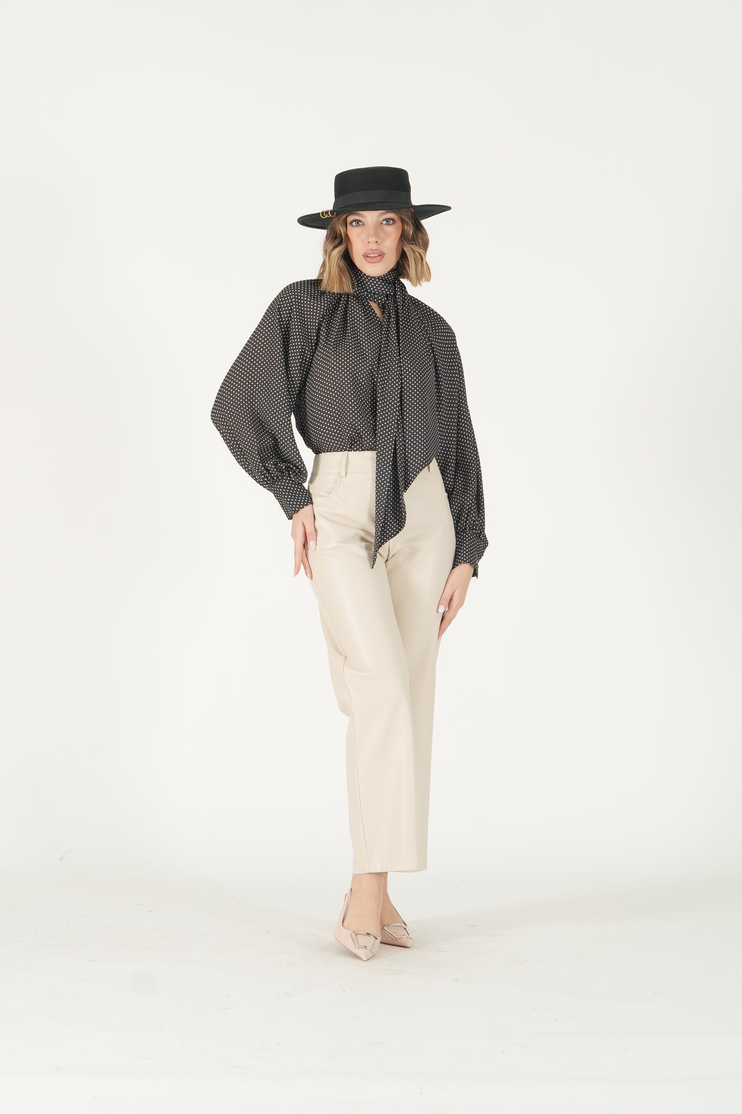 Blusa a pois con collo a fiocco