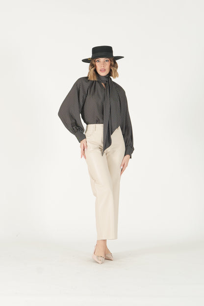 Blusa a pois con collo a fiocco