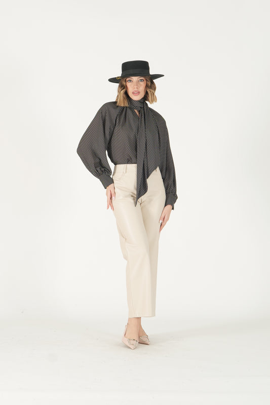 Blusa a pois con collo a fiocco