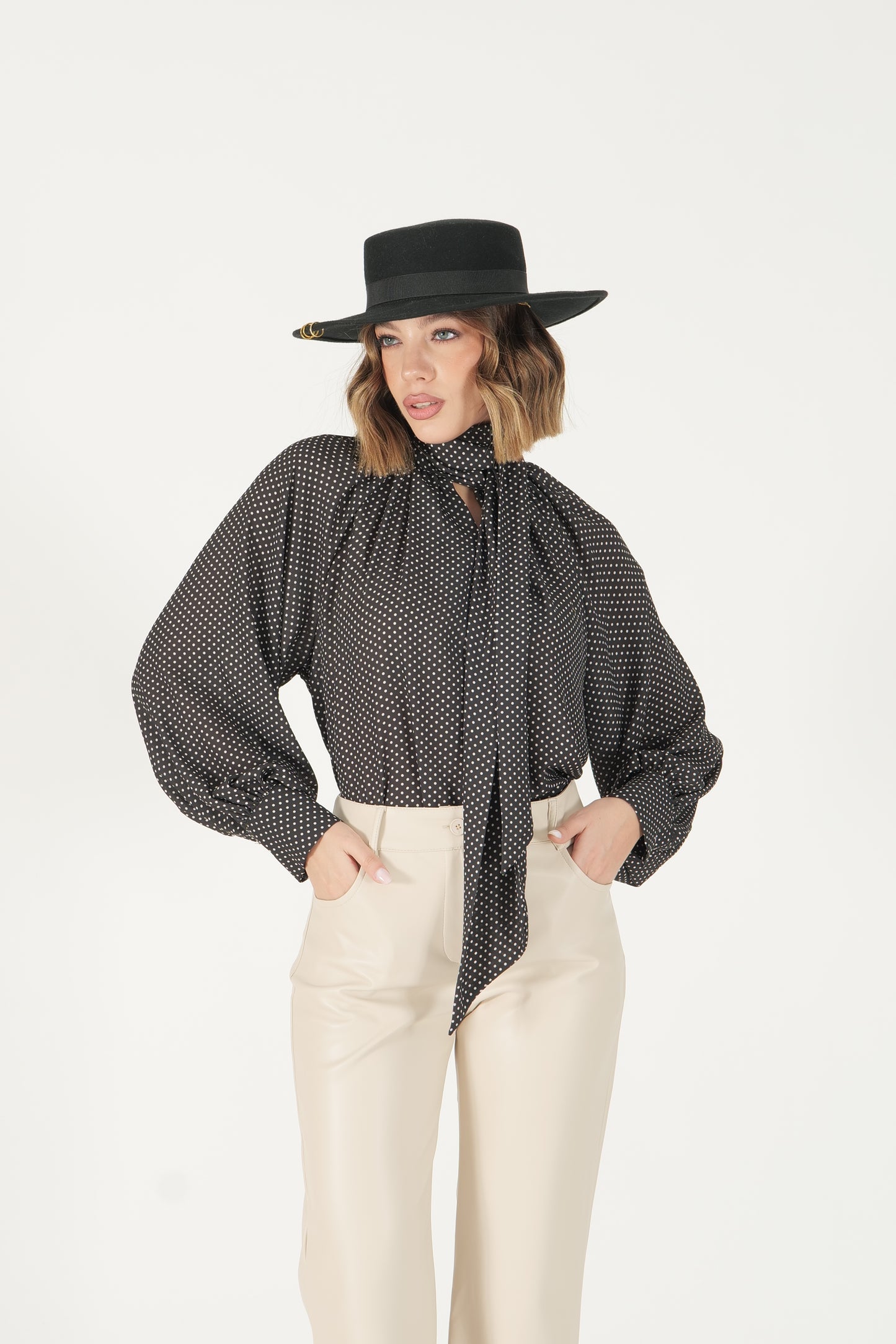 Blusa a pois con collo a fiocco