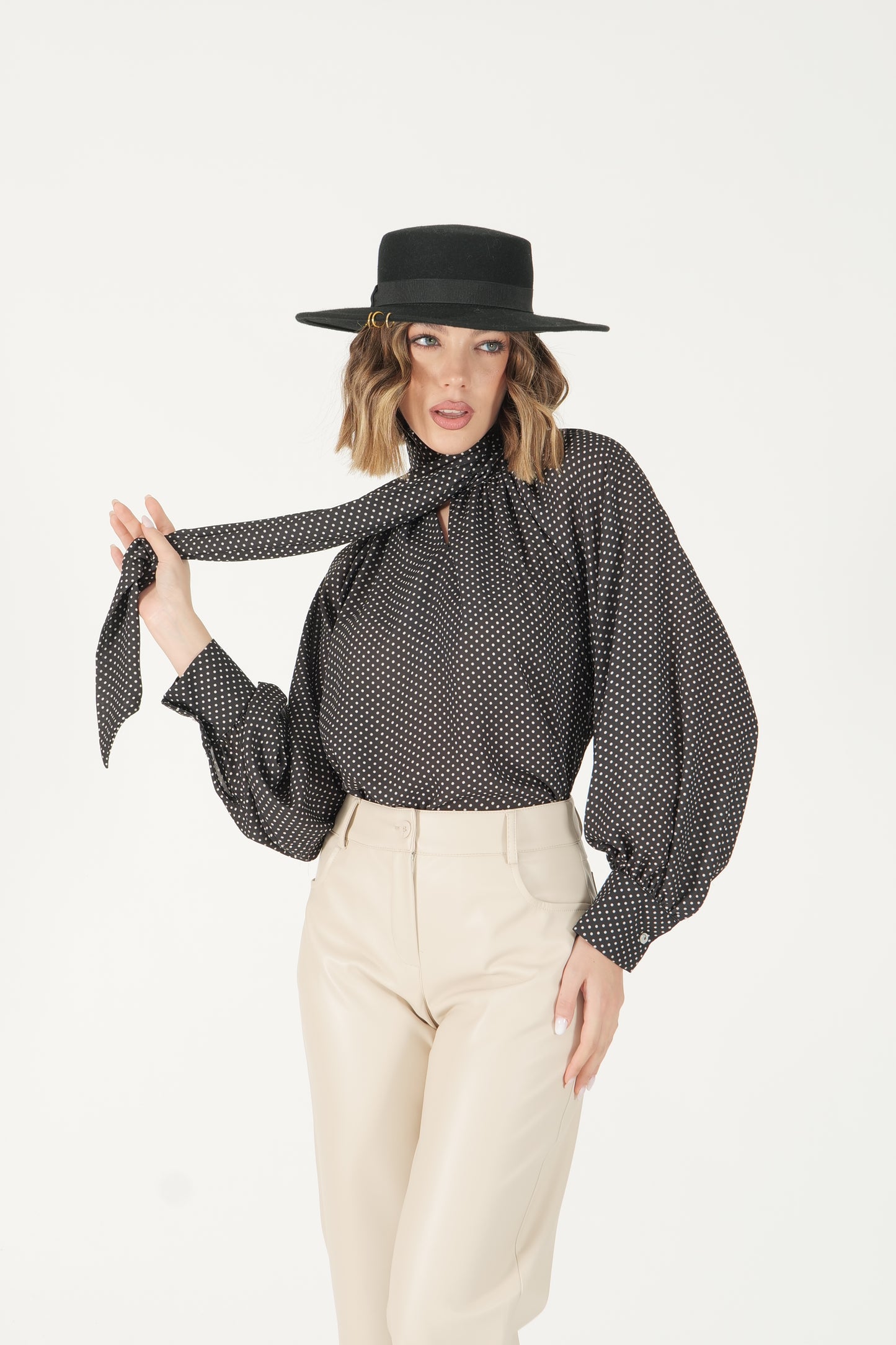 Blusa a pois con collo a fiocco