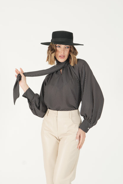 Blusa a pois con collo a fiocco