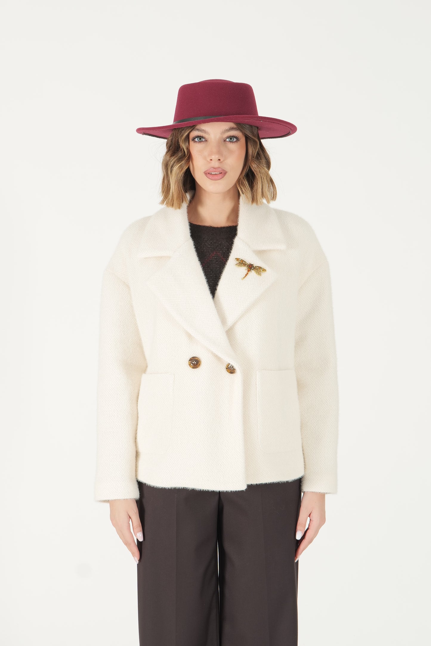 Cappotto corto doppiopetto con spilla