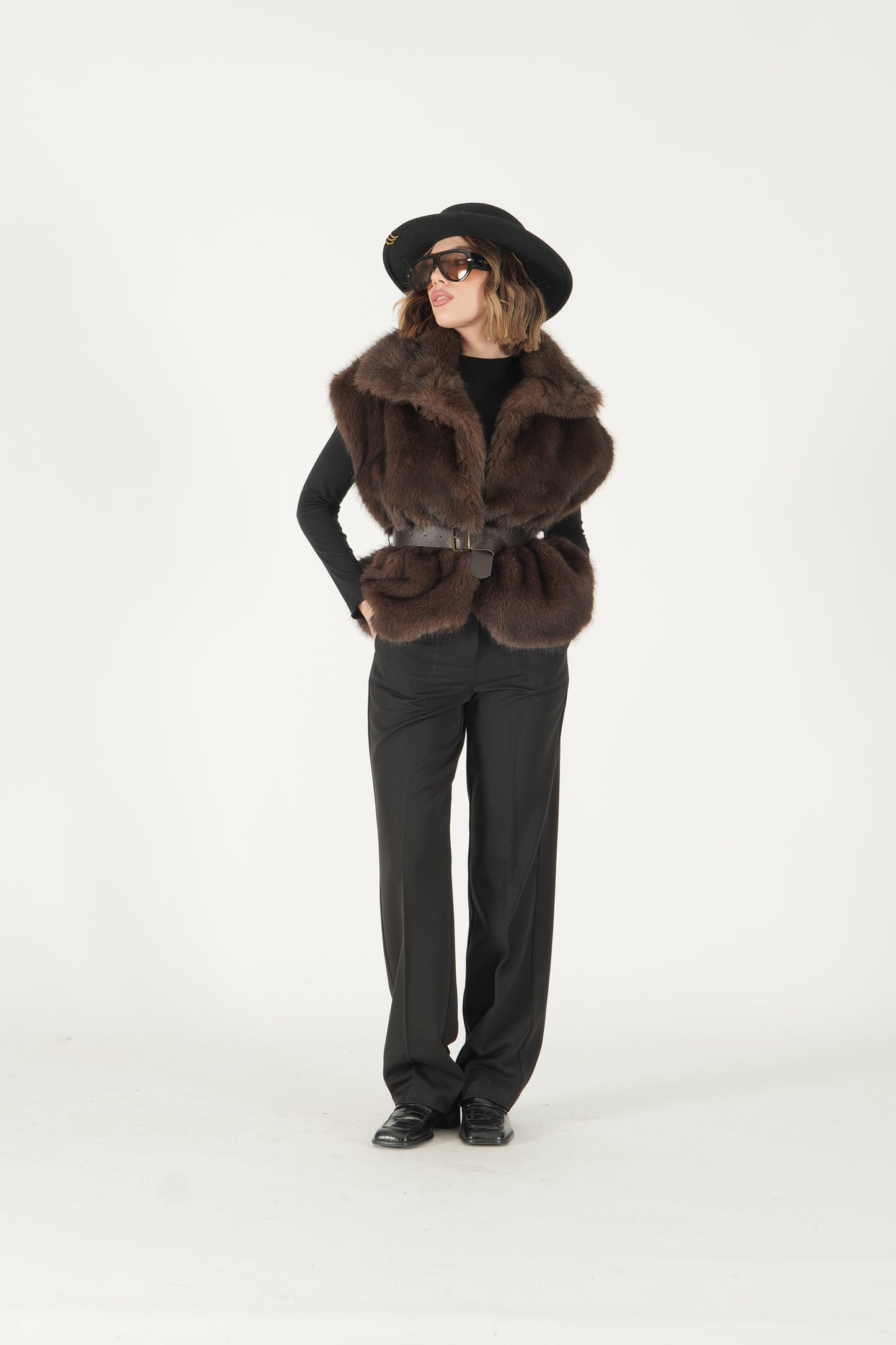 Gilet in eco pelliccia con cintura