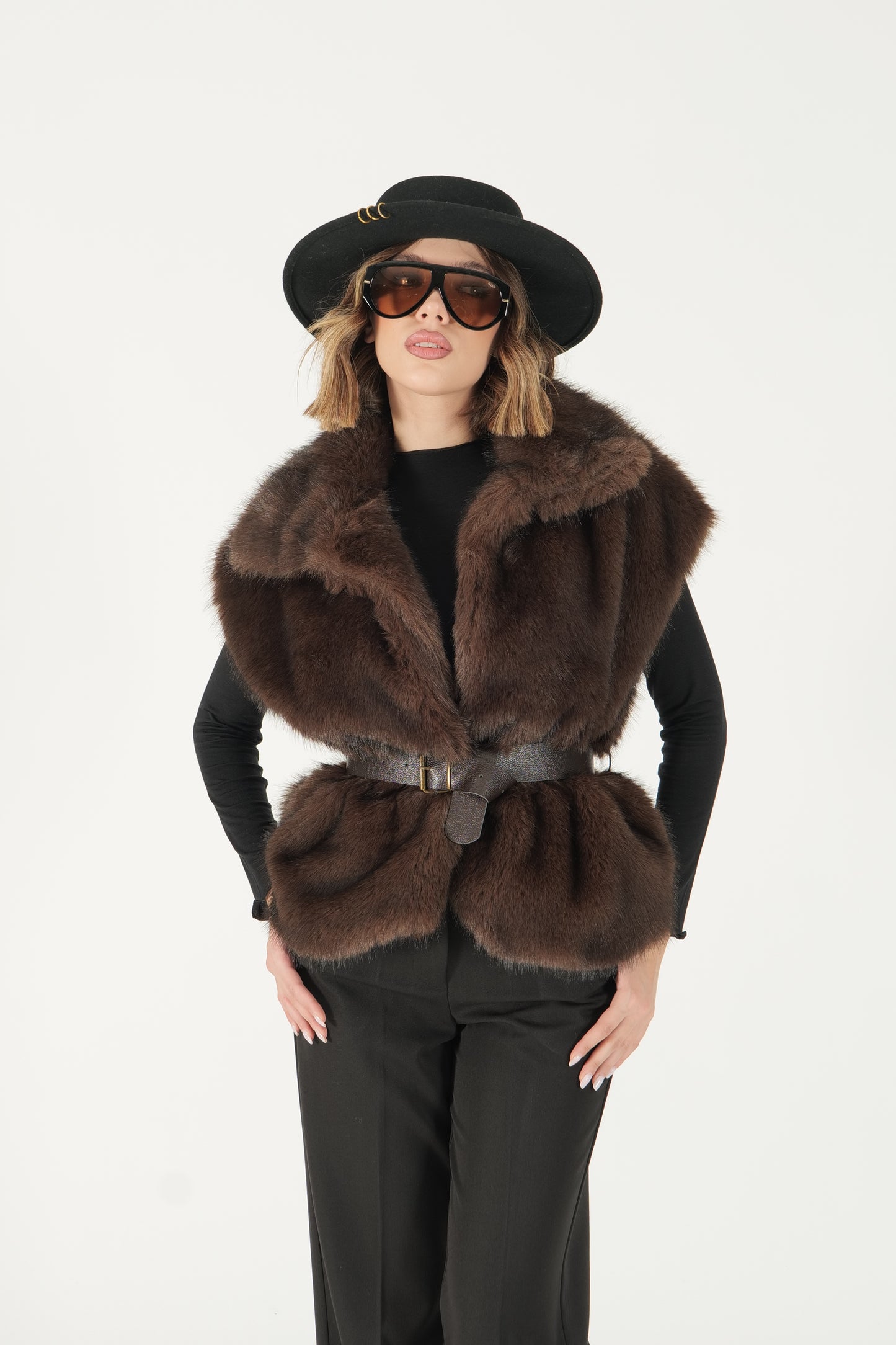 Gilet in eco pelliccia con cintura