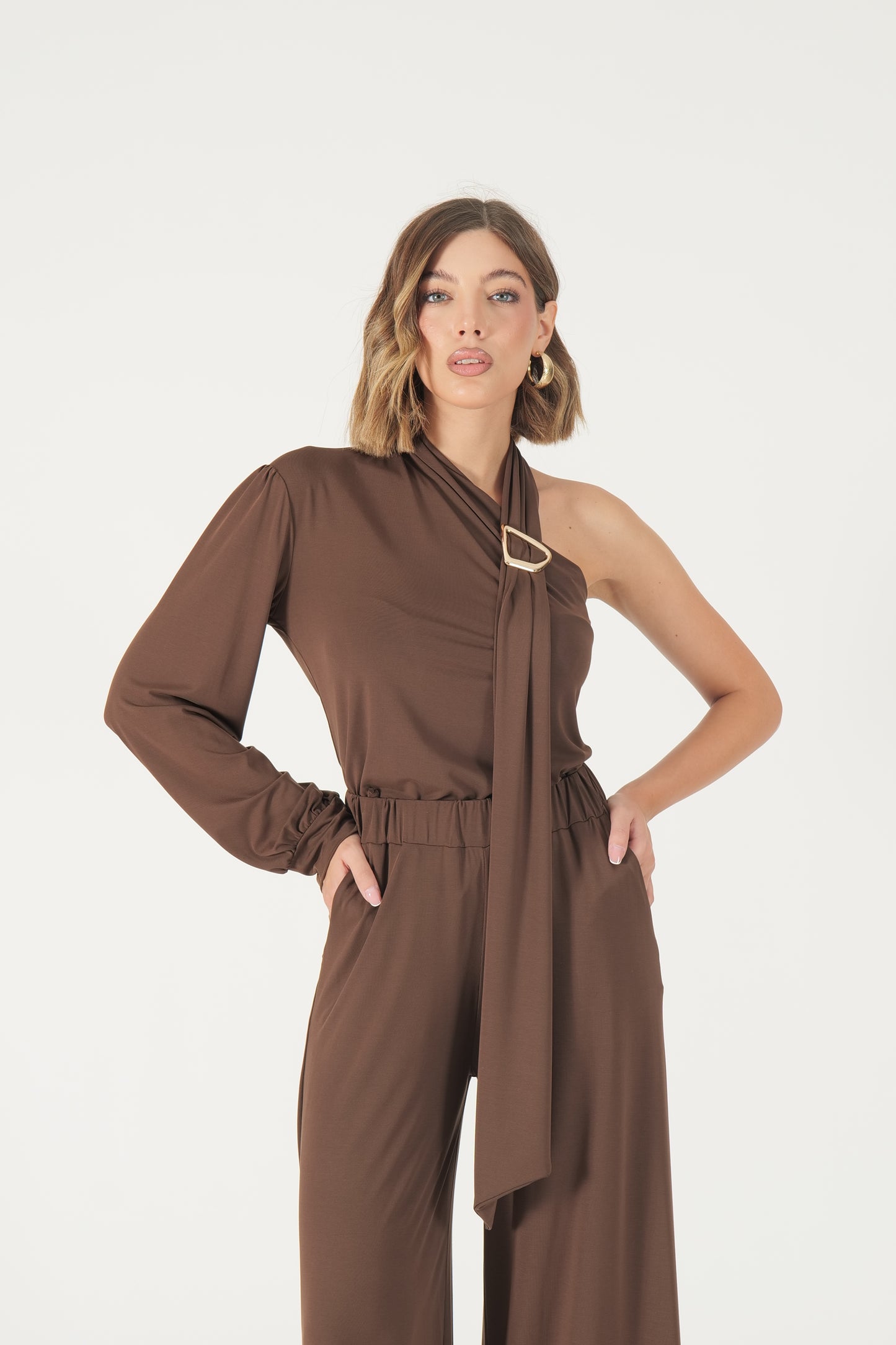 Maglia monospalla con applicazione oro