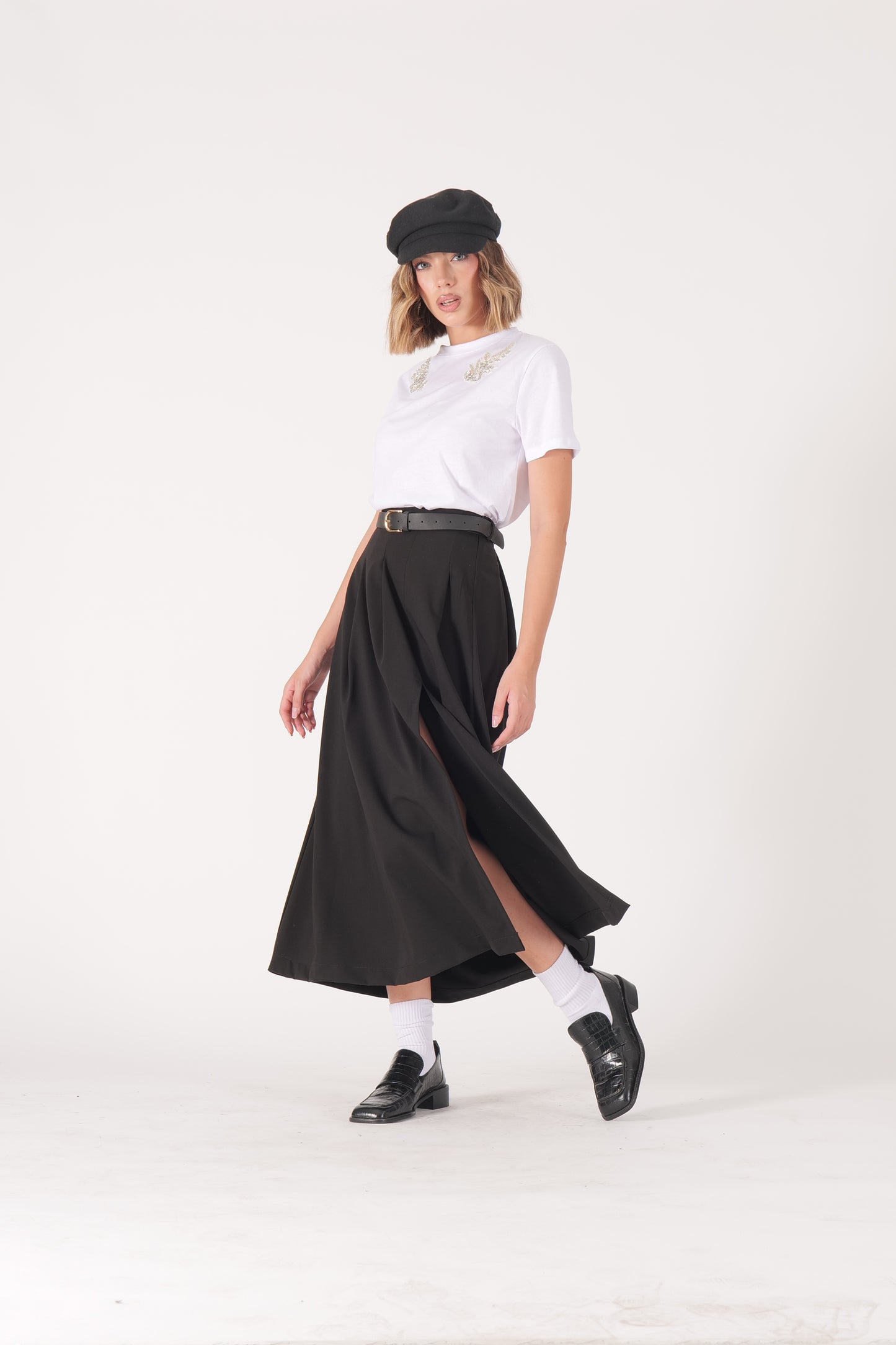 Gonna midi con pieghe e spacco laterale