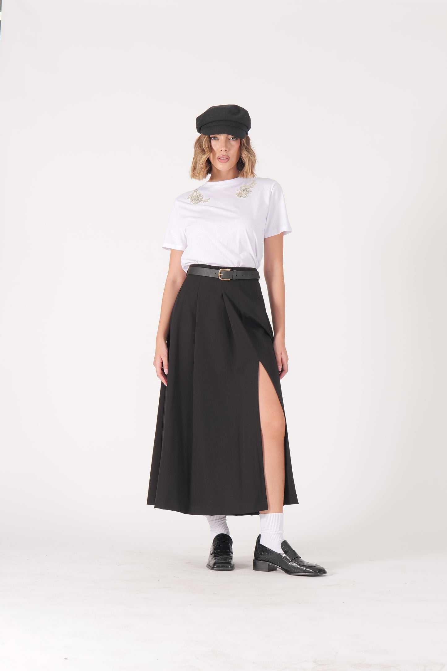 Gonna midi con pieghe e spacco laterale