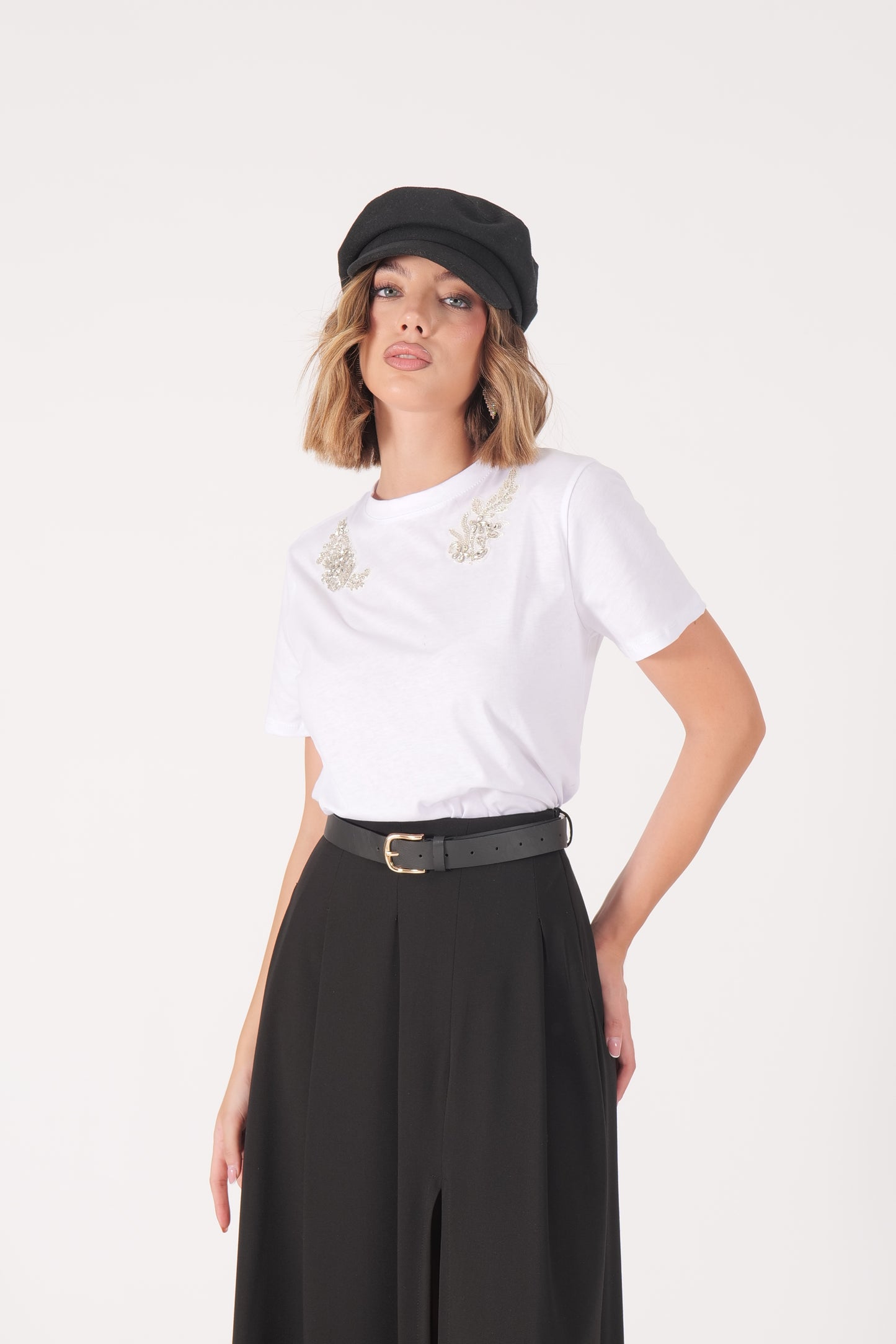 Gonna midi con pieghe e spacco laterale