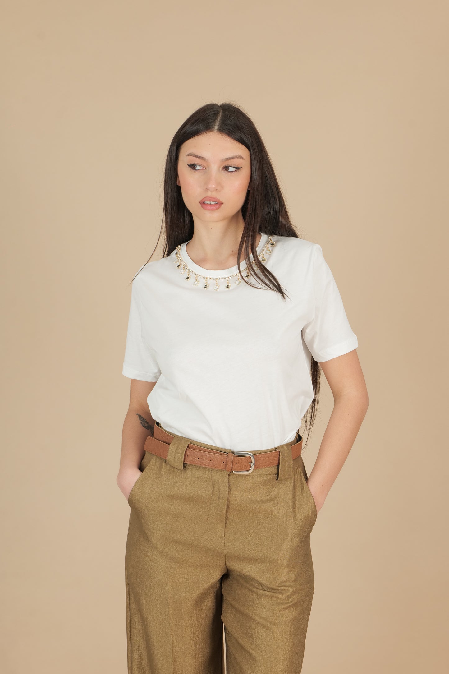 T-shirt con collana